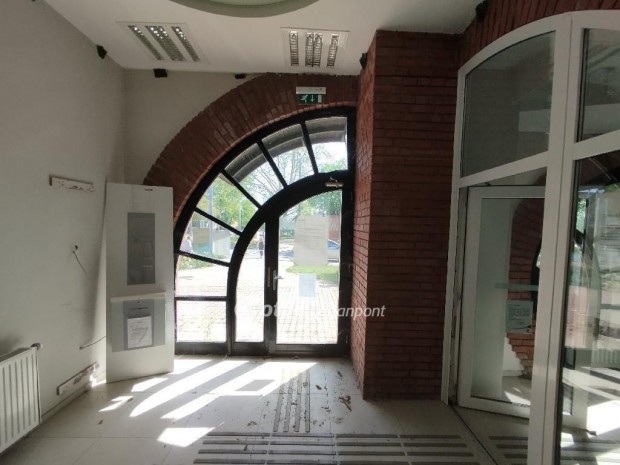 Elad� �zlethelyis�g, Paks