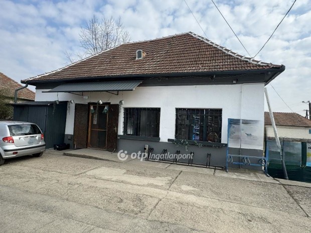 Elad� �zlethelyis�g, Poroszl�