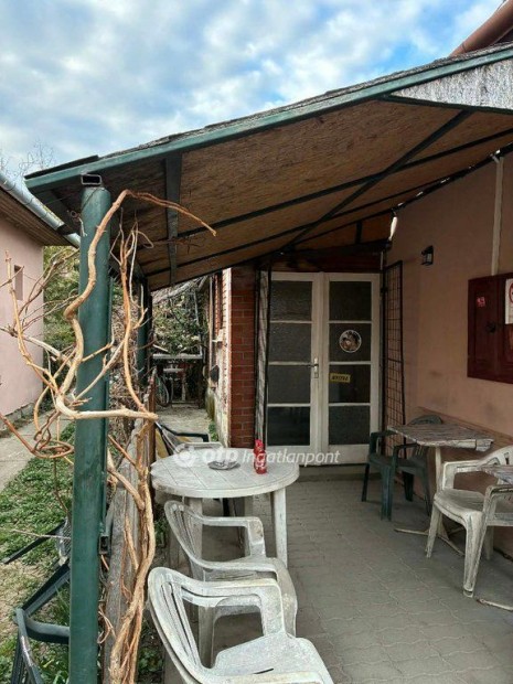 Elad� �zlethelyis�g, Sarkad