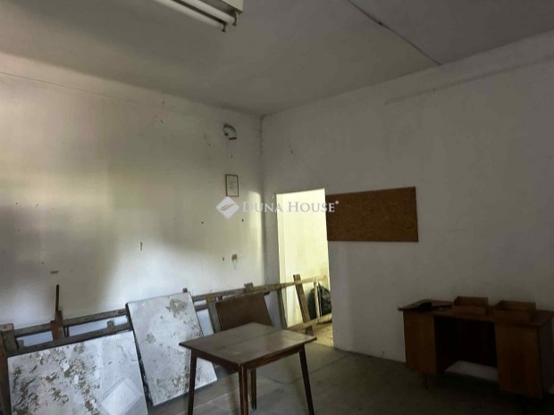 Elad� �zlethelyis�g, Szak�ly