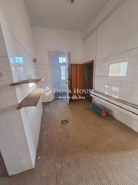 Elad� �zlethelyis�g, T�pi�gy�rgye