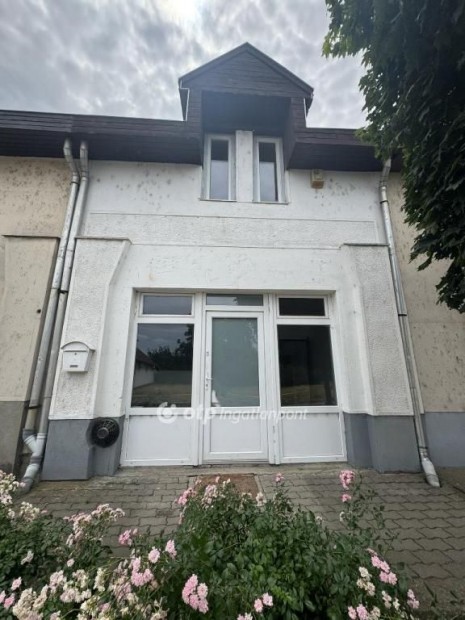 Elad� �zlethelyis�g, Tiszaf�red