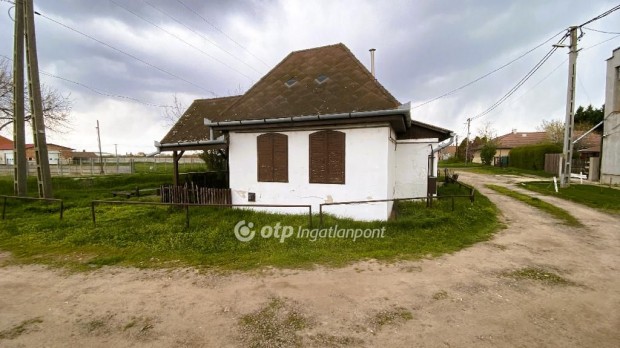 Eladó Üzlethelyiség, Túrkeve