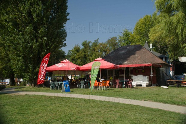 Elad� VEND�GL�T�IPARI EGYS�G a Balatonedericsi Strandon.