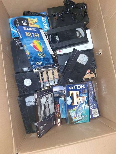 Eladó VHS kazetták