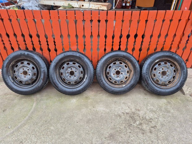 Eladó VW 5x112 15" lemezfelni garnitúra 195/65 R15 Barum nyári gumival