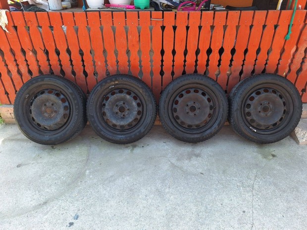 Eladó VW 5x112 16" lemezfelni garnitúra 205/55 R16 Goodyear Téli gumiv