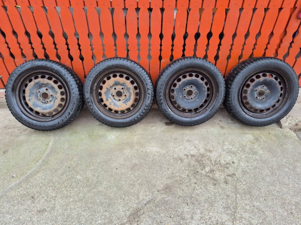 Eladó VW 5x112 16" lemezfelni garnitúra 205/55 R16 Pirelli téli gumiva