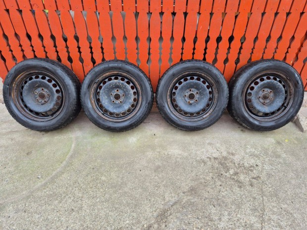 Eladó VW 5x112 16" lemezfelni garnitúra 205/60 R16 Uniroyal téli gumiv