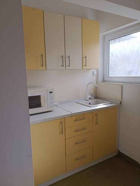 Elad� V�rosl�d�n egy nagym�ret� m�hely,