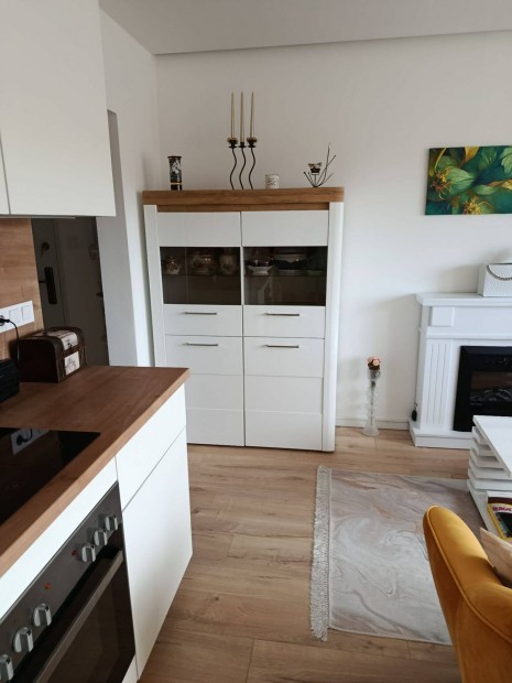 Elad� V�rpalot�n belv�rosi 52 M2-es magasf�ldszinti panel lak�s