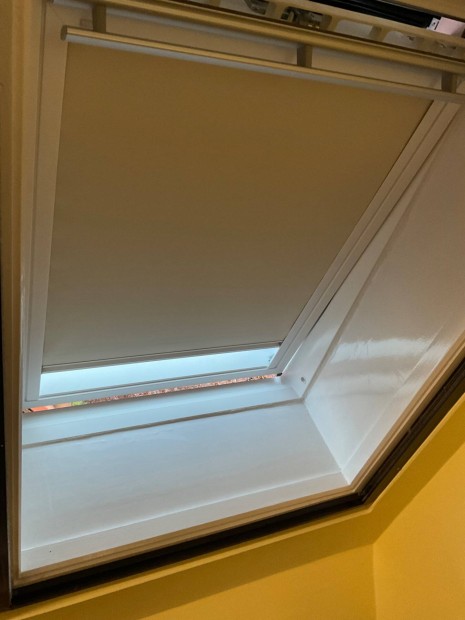Eladó Velux tetőablakra való Termotech fényzáró roló 4db
