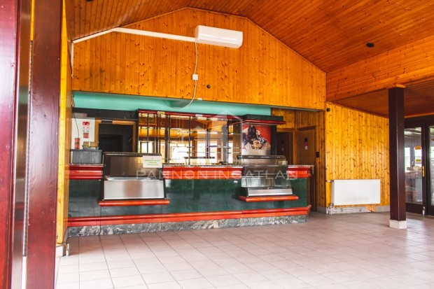 Elad� Vend�gl�t�s, Ajka 49.000.000 Ft