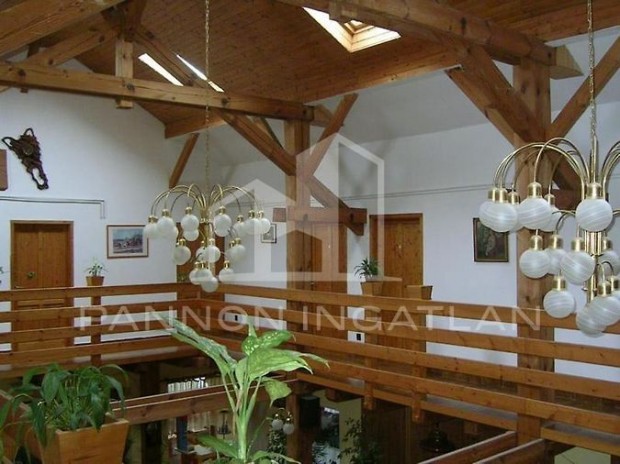 Elad� Vend�gl�t�s, Als��jlak 164.900.000 Ft