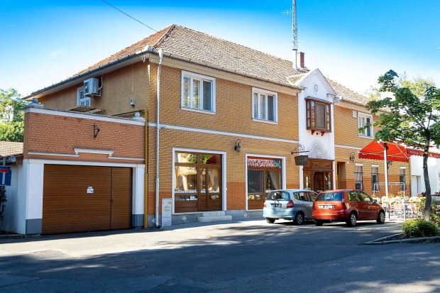 Elad� Vend�gl�t�s, B�k�scsaba 200.000.000 Ft