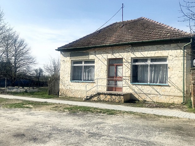 Elad� Vend�gl�t�s, Dabrony 8.000.000 Ft