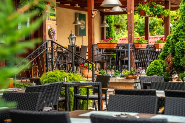 Elad� Vend�gl�t�s, S�rv�r 490.000.000 Ft