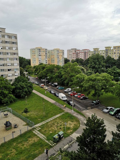 Elad Veszprmben a Stromfeld Aurl utcban ktszobs panel laks!