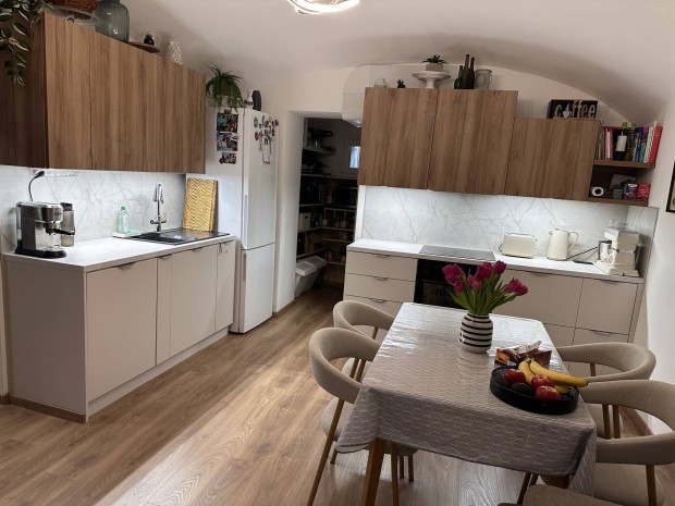 Elad� Veszpr�mi belv�rosi lak�s