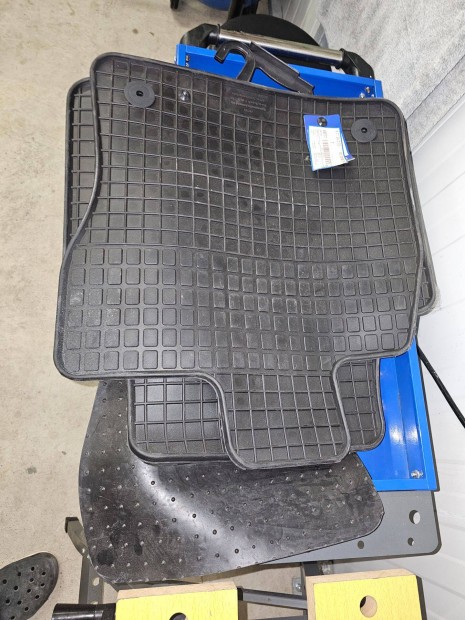 Elad� Volkswagen Golf, Skoda Superb �j gumisz�nyeg garnit�ra