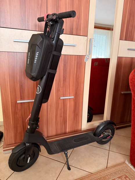 Eladó Wer Mamba Phantom elektromos roller 3 literes rollertáskával