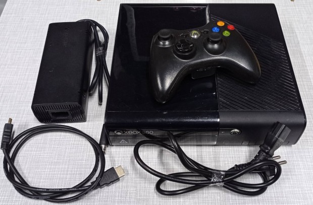 Elad Xbox 360 E 250 GB + 3 db jtk