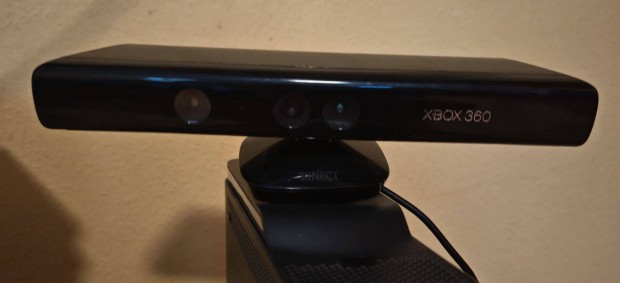 Elad Xbox 360 console ,2db Joystick + Kinect + 25db jtk