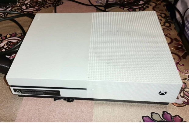 Eladó Xbox One S (1tb - Kecskeméten)