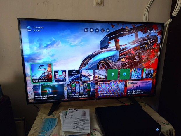 Eladó Xbox One X 1 TB+ kormány + Állvány