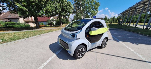 Eladó Xev Yoyo elektromos mopedautó napi használatból