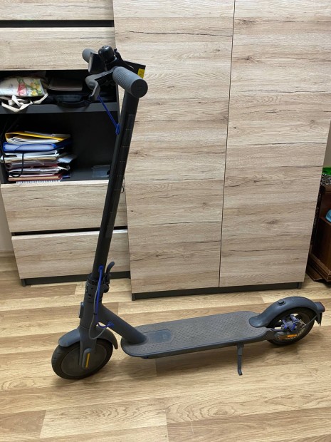 Elad Xiaomi Mi Electric Scooter 3 - Elektromos roller 25km/h (30km)