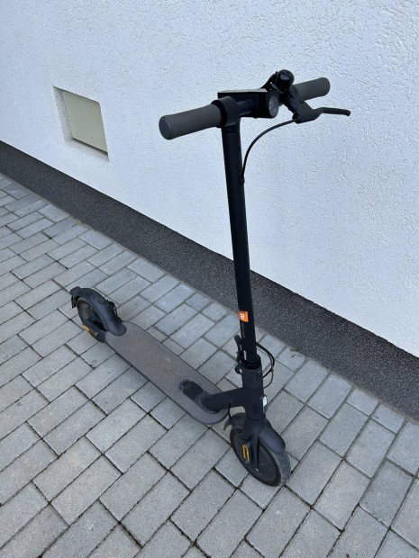 Elad� Xiaomi Mi Electric Scooter Essential elektromos roller fekete