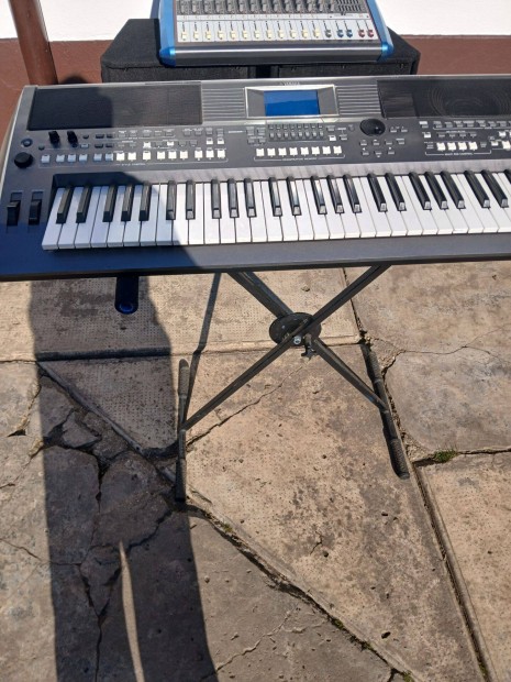 Eladó Yamaha PSR S-670 újszerű állapotban minden tartozékával