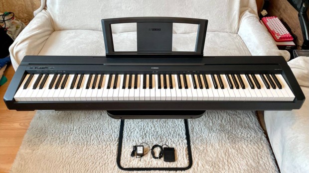 Eladó Yamaha P-35 digitális zongora + Roland UM-ONE MIDI interfész!
