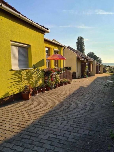 Elad ZALAKAROSON egy KIVL elhelyezkeds csaldi hz 4 apartmannal