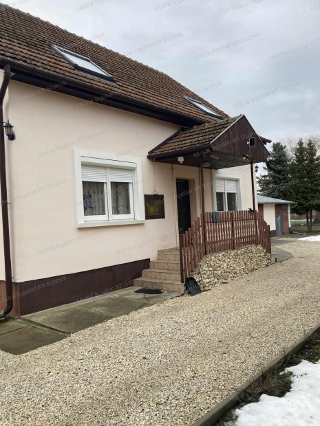 Elad� Zagyvar�kason egy tet�t�r be�p�t�ses ,fel�j�tott csal�di h�z