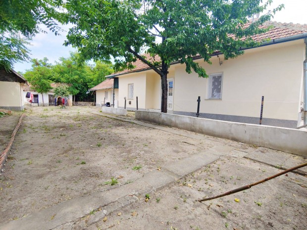 Elad� Zar�nki csal�di h�z