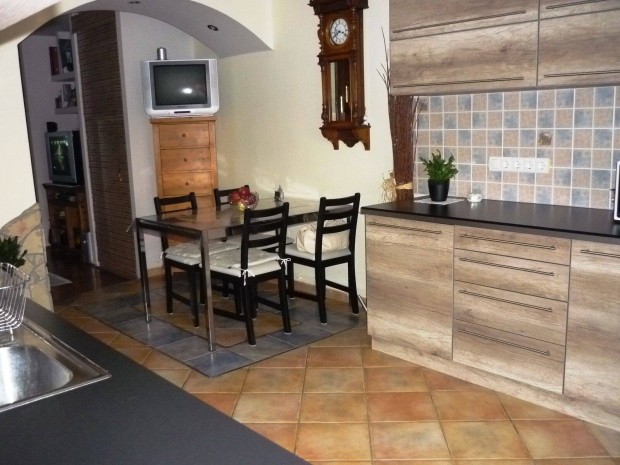 Elad�! Gyul�n hangulatos, fel�j�tott, lak�s