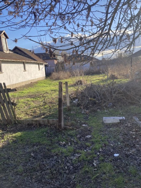 Elad�  K�telken egy 705 nm-s �p�t�si telek