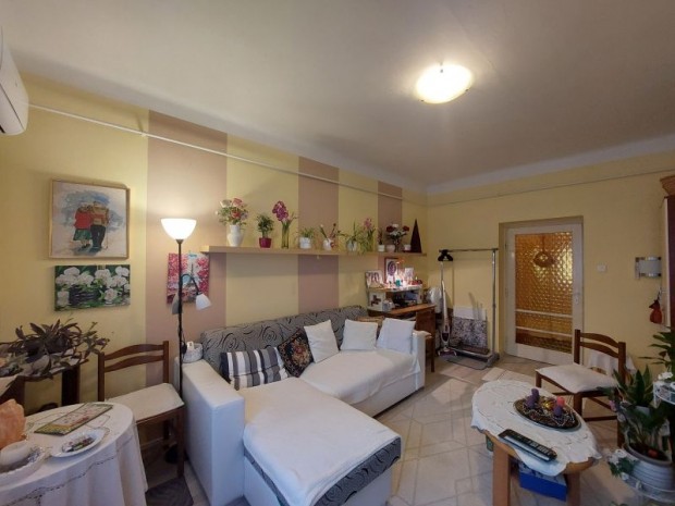 Elad�, P�cs-Ur�nv�rosi els� emeleti , erk�lyes t�glalak�s!