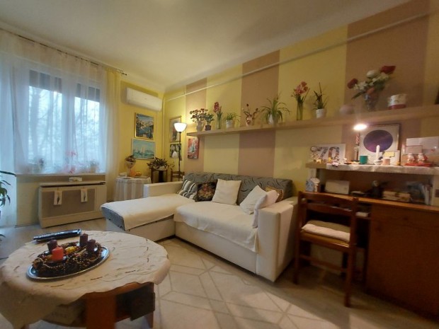 Elad�, P�cs-Ur�nv�rosi f�ldszinti, erk�lyes t�glalak�s!