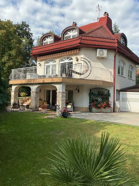 Elad�: Tahiban, 2 gen., 3 szintes, st�lusos csal�di h�z