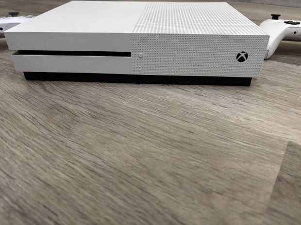Eladó: Xbox one s + 2 kontroller +3 játék