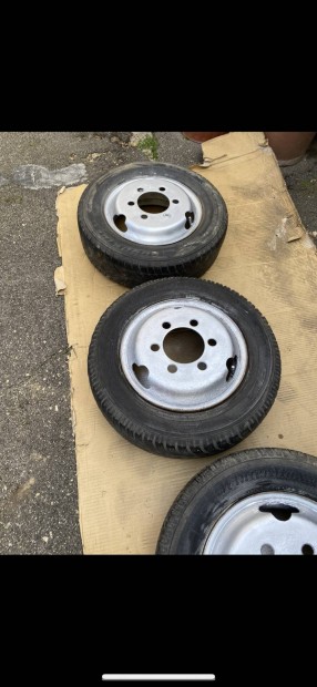 Elado ! acél felnik 15 c gumival Dyna Toyota