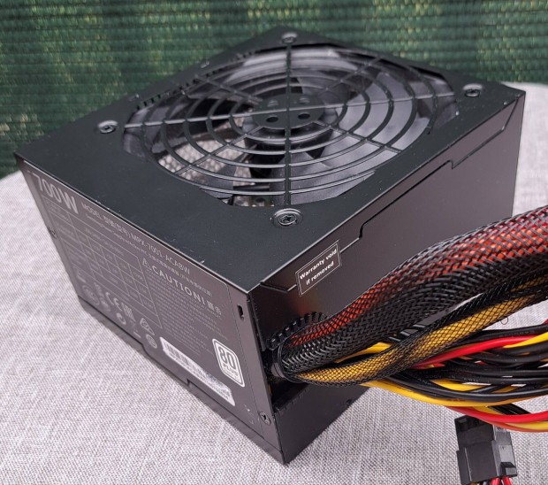 Elad : minsgi Gamer 700w 80+ tpegysg !