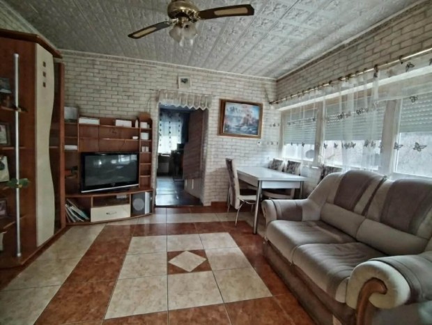 Elad�  csal�di h�z N�gr�dmegyeren  �j tet�vel, kicser�lt