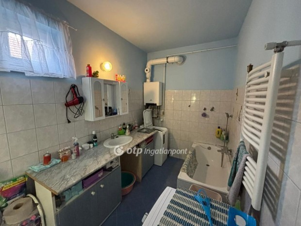 Elad�  csal�di h�z, Hajd�b�sz�rm�ny egyik kivezet� �tj�n!