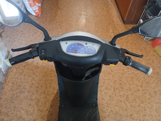Élado elektromos három kerekü tricigli.