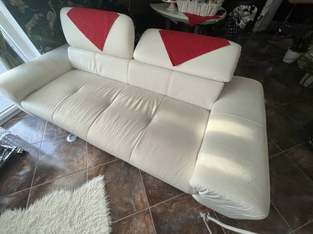 Eladó  fehér műbőr kanapé,állithatón fotellal