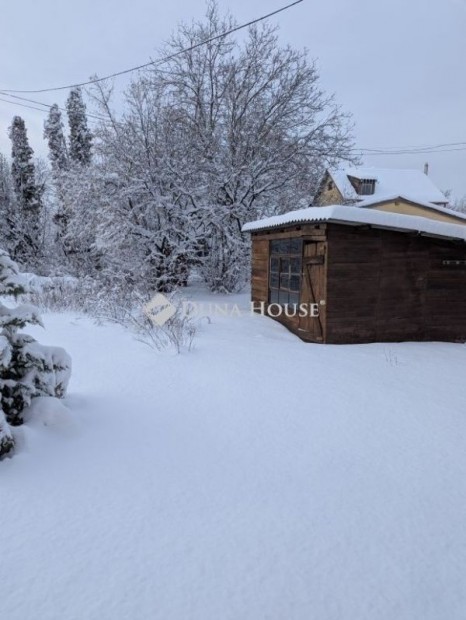 Elad�, kellemes kis h�z nagy telekkel